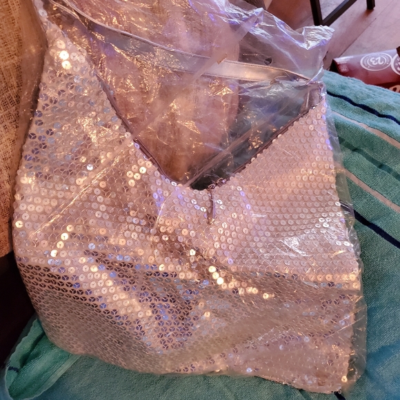 Handbag sequence - Picture 2 of 2